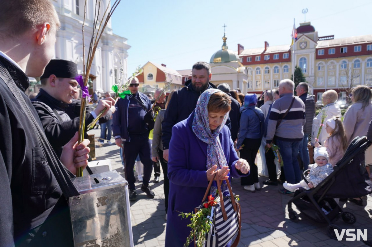 У Луцьку на Вербну неділю біля собору утворилися величезні черги