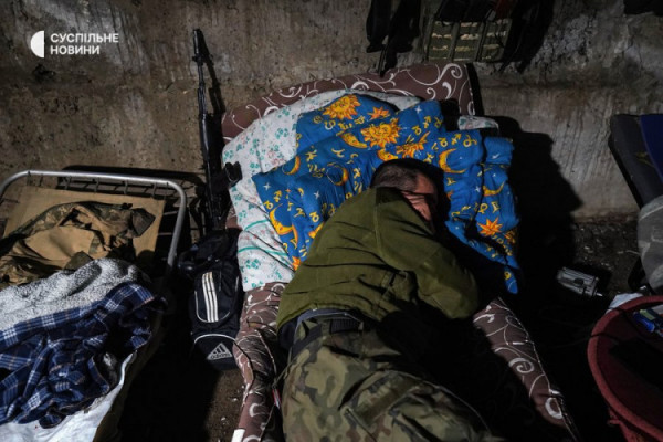 Випалені руїни, загиблі та вцілілі цивільні, втомлені військові: фоторепортаж із Бахмута