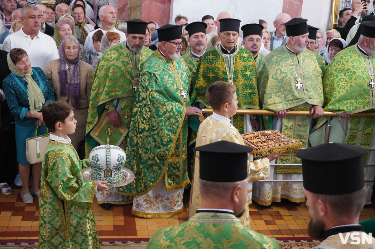 Хресна хода і спільна молитва: як минула літургія за участі Епіфанія у Луцьку. Фоторепортаж