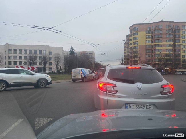 У Луцьку - аварія на кільці: рух ускладнений