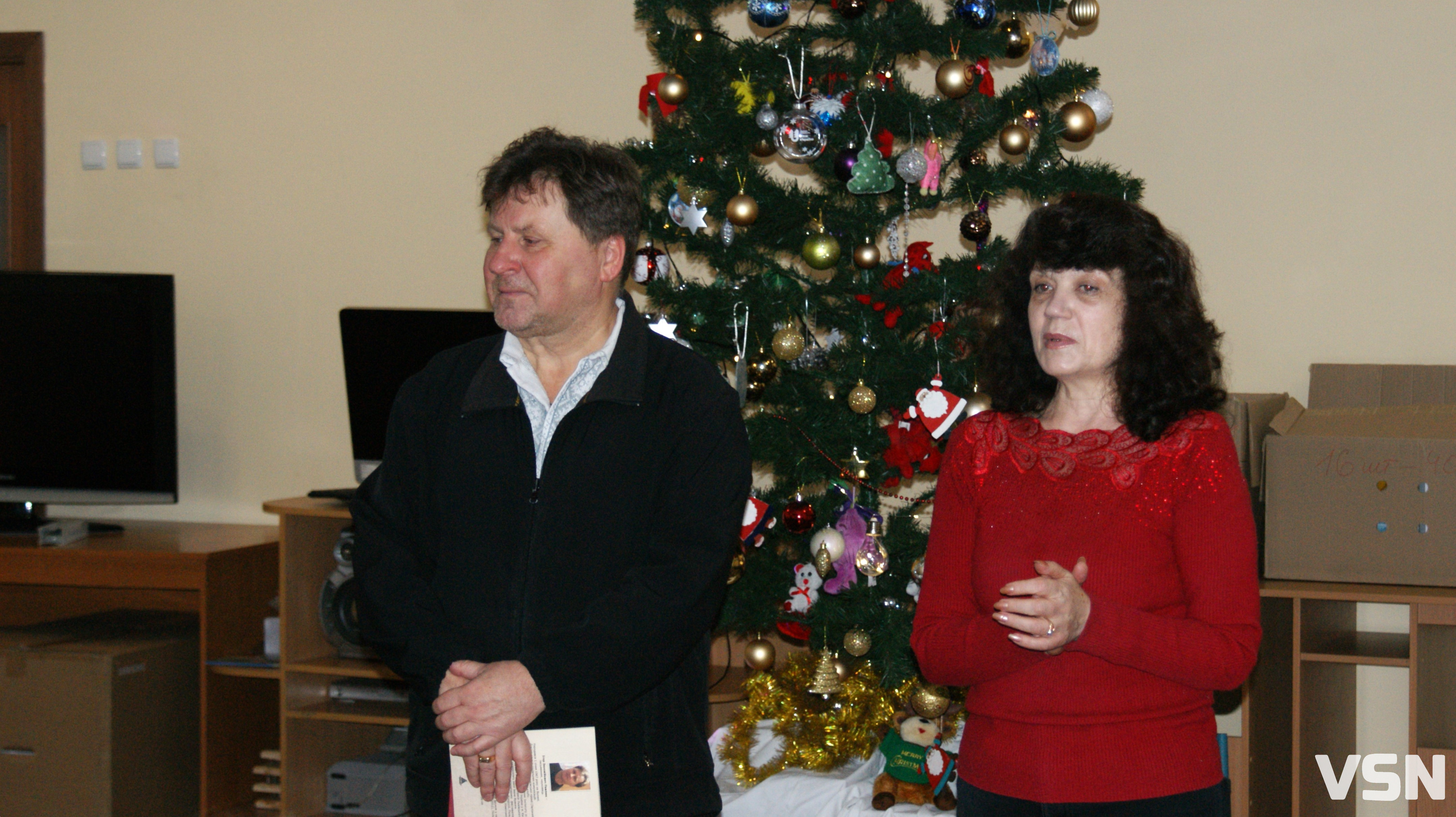 Поет з Волині передав допомогу дітям у Рожищі від американських письменників