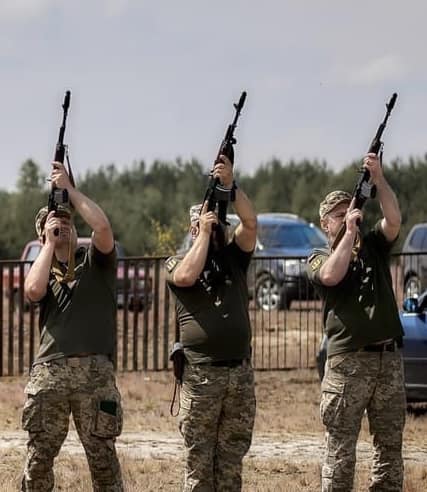 Батько двох синів: на Волині попрощалися з молодим Героєм Сергієм Бордюговським. Фото