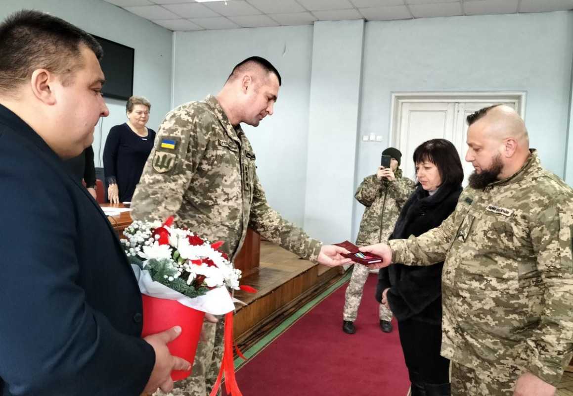 Поховали через довгий час після загибелі: батькам 23-річного Героя з Волині вручили посмертну нагороду сина. Фото