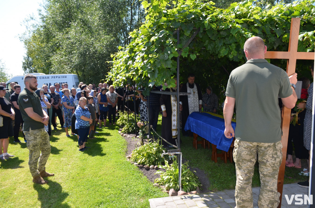 Сотні людей, прапори та квіти: востаннє додому повернувся Герой з Волині Степан Павлович