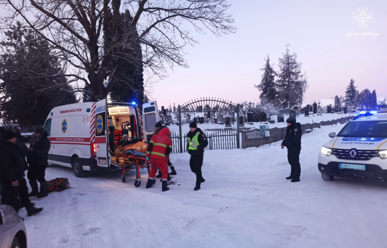 Лежала на льоду річки: на Волині врятували жінку з переохолодженням