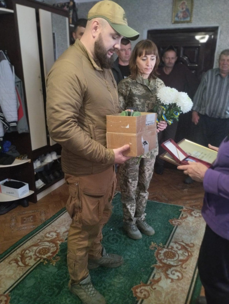 На Волині мамі командира радіолокаційної станції Сергія Панасюка передали посмертну відзнаку