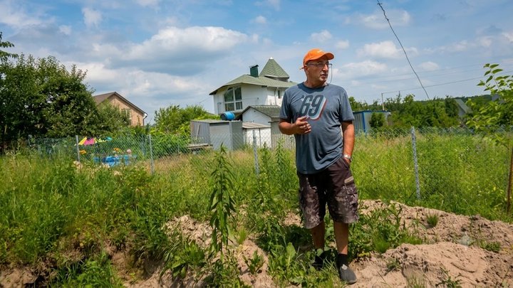 «Платять за воду, але залишилися без неї»: на Волині дачники пів місяця рятують урожай пляшками