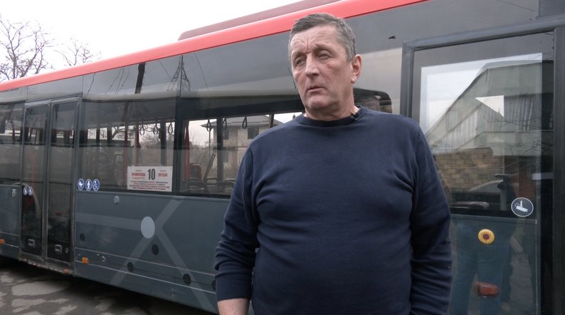 «Хочу подарувати людям радість»: водій луцької маршрутки дивує пасажирів подарунками