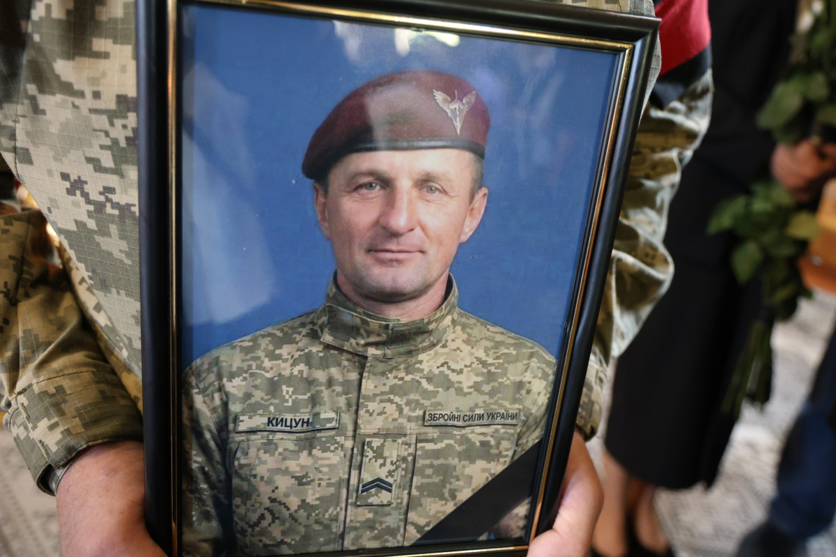 Загинув більше року тому: у Луцькій громаді прощалися з Героєм Віктором Кицуном, який поліг на Курщині
