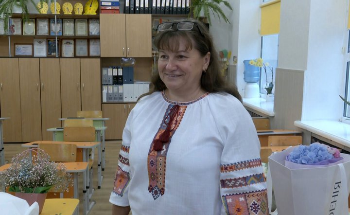 Приїхав із фронту лише на два дні: у Луцьку військовий повів доньку-першокласницю до школи