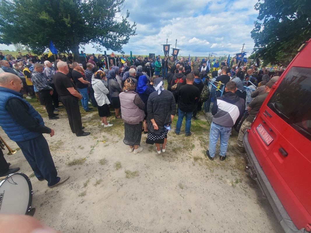Дві доньки втратили батька: на Волині попрощалися з Героєм Владиславом Герасименком, який поліг на війні понад півтора року тому