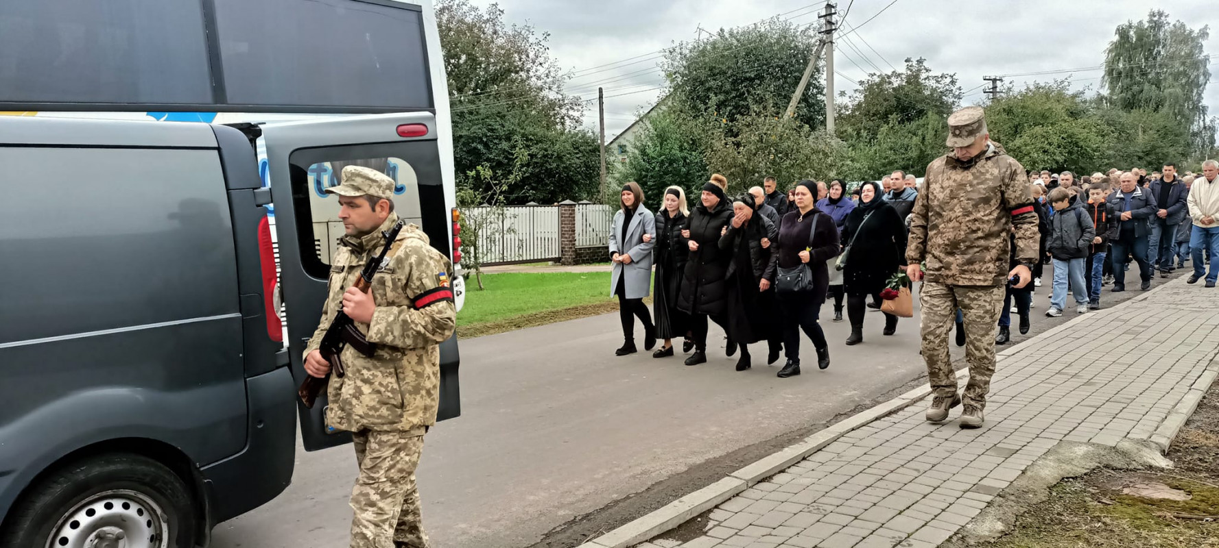 Лишилися дружина, три дочки та два сини: на Волині попрощались із Героєм Сергієм Климчуком