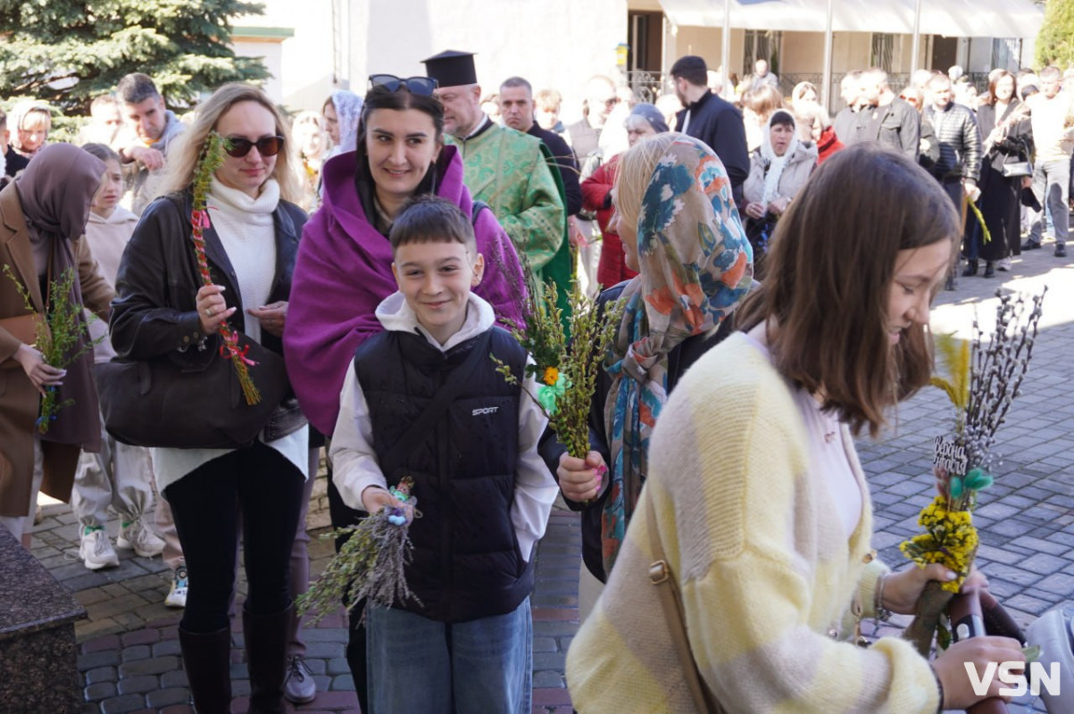 У Луцьку на Вербну неділю біля собору утворилися величезні черги