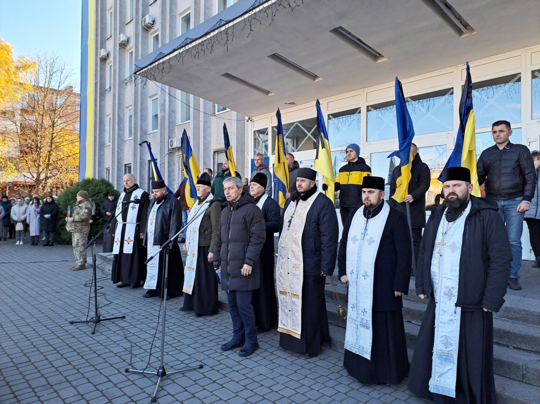 Коровай ділили на кладовищі: на Волині попрощалися з Героєм Максимом Хецером