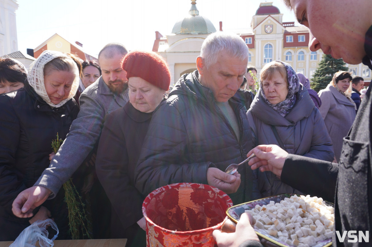 Сотні вірян прийшли освячувати вербу у головний собор Луцька. Фоторепортаж
