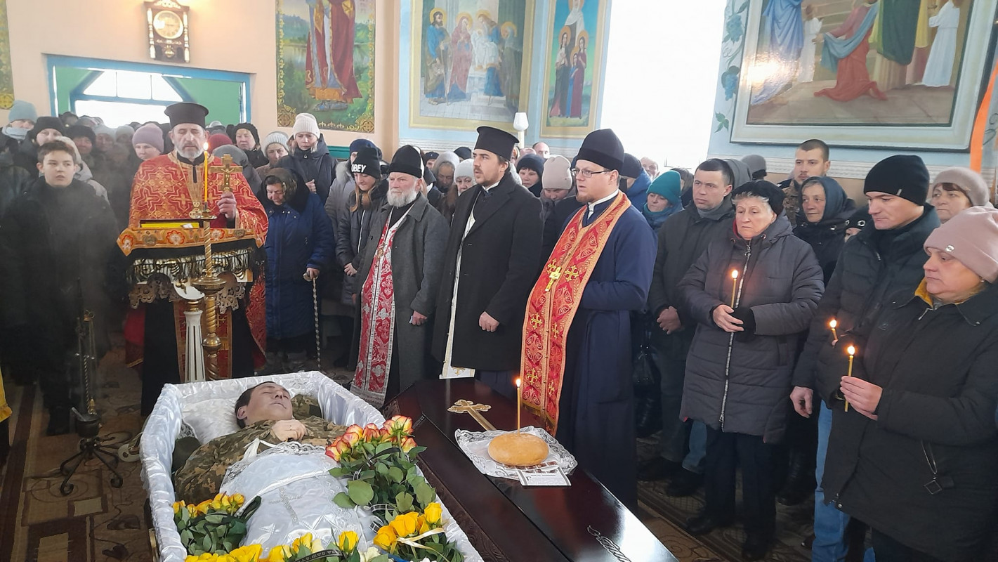 Залишилася молода дружина: на Волині поховали Героя Юрія Льовкіна