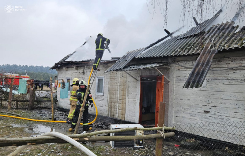 Серед дня у Луцькому районі горів житловий будинок