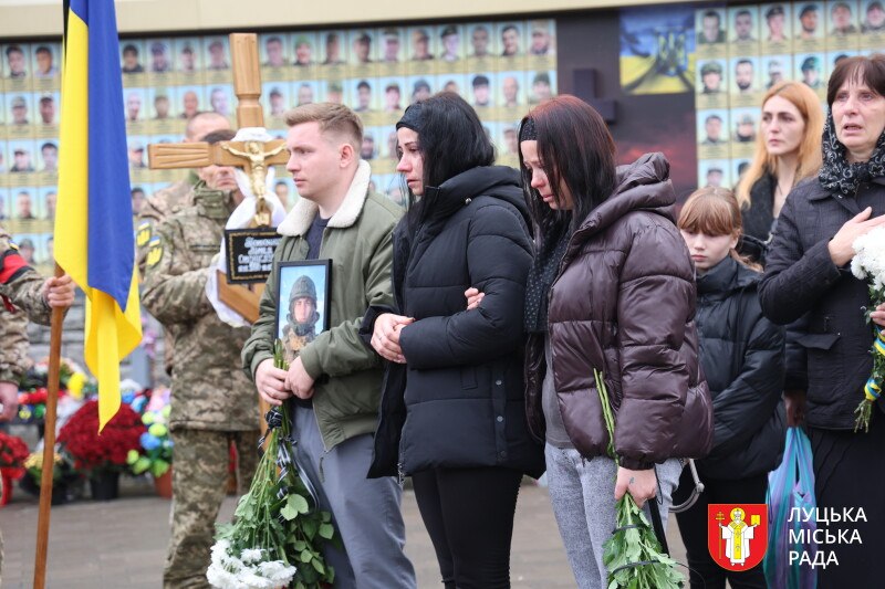 Осиротіла 3-річна донечка: у Луцьку попрощалися з Героєм Артемом Тютюнником