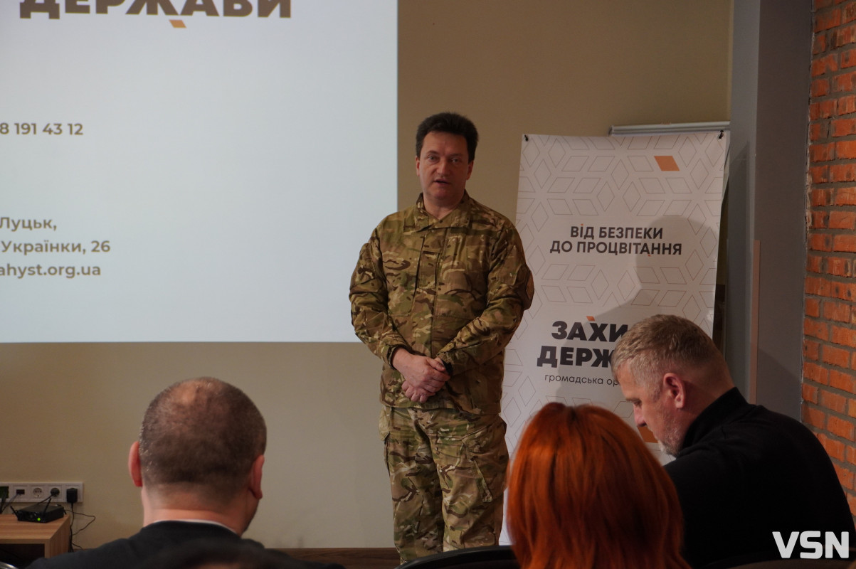 Люди не знають, що повинен робити депутат: у Луцьку обговорили парламентську кризу під час війни