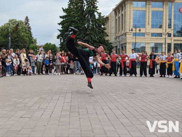 У центрі Луцька провели яскраве свято для дітей