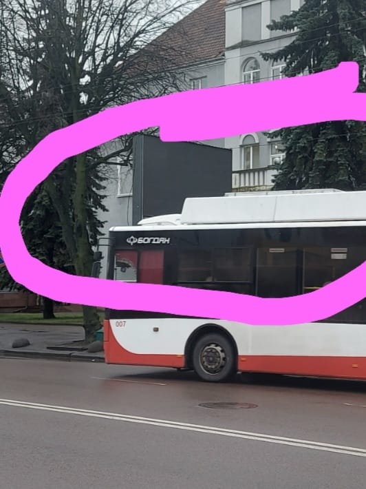 Не «вписався»: у Луцьку тролейбус побив рекламний лед-екран