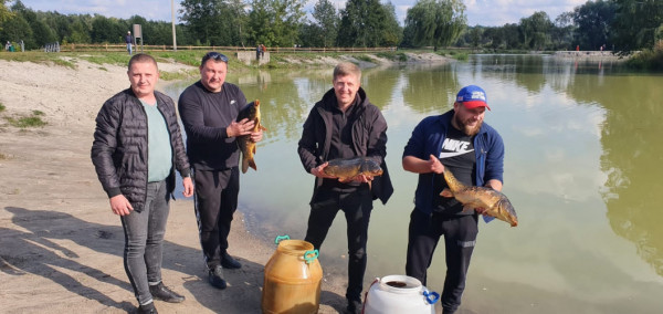 В озеро Молодіжне у Ківерцях запустили 80 кг дорослого коропа