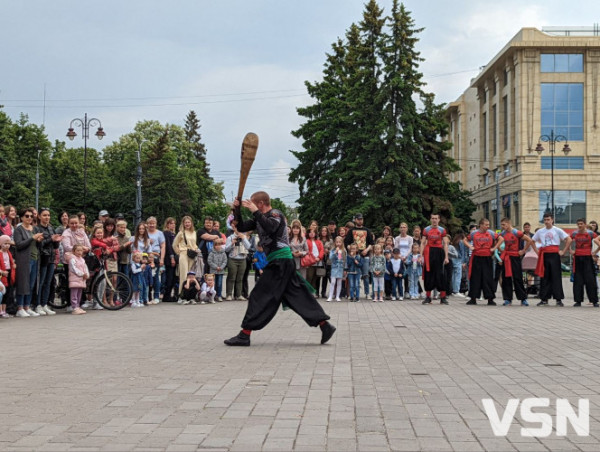 У центрі Луцька провели яскраве свято для дітей