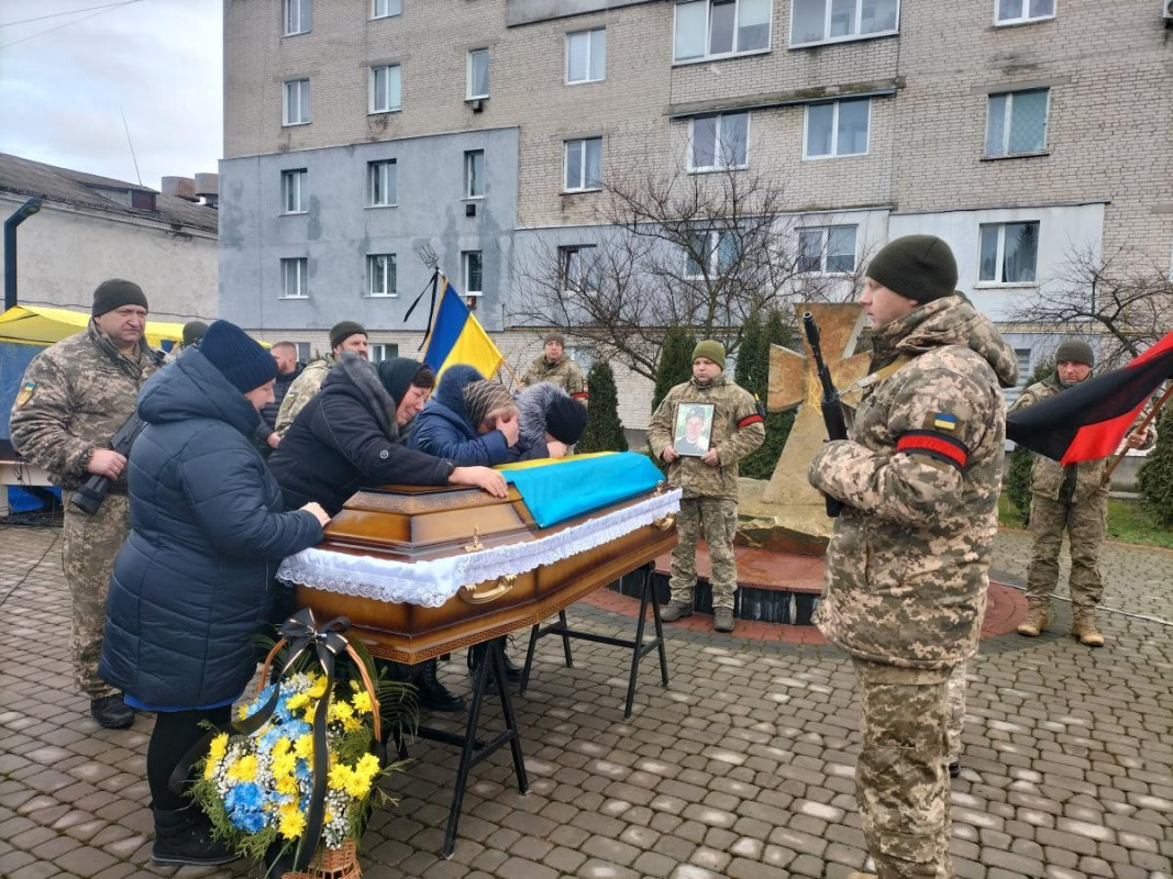 Загинув внаслідок мінометного обстрілу біля Бахмута: на Волині провели в останню путь Івана Козярчука