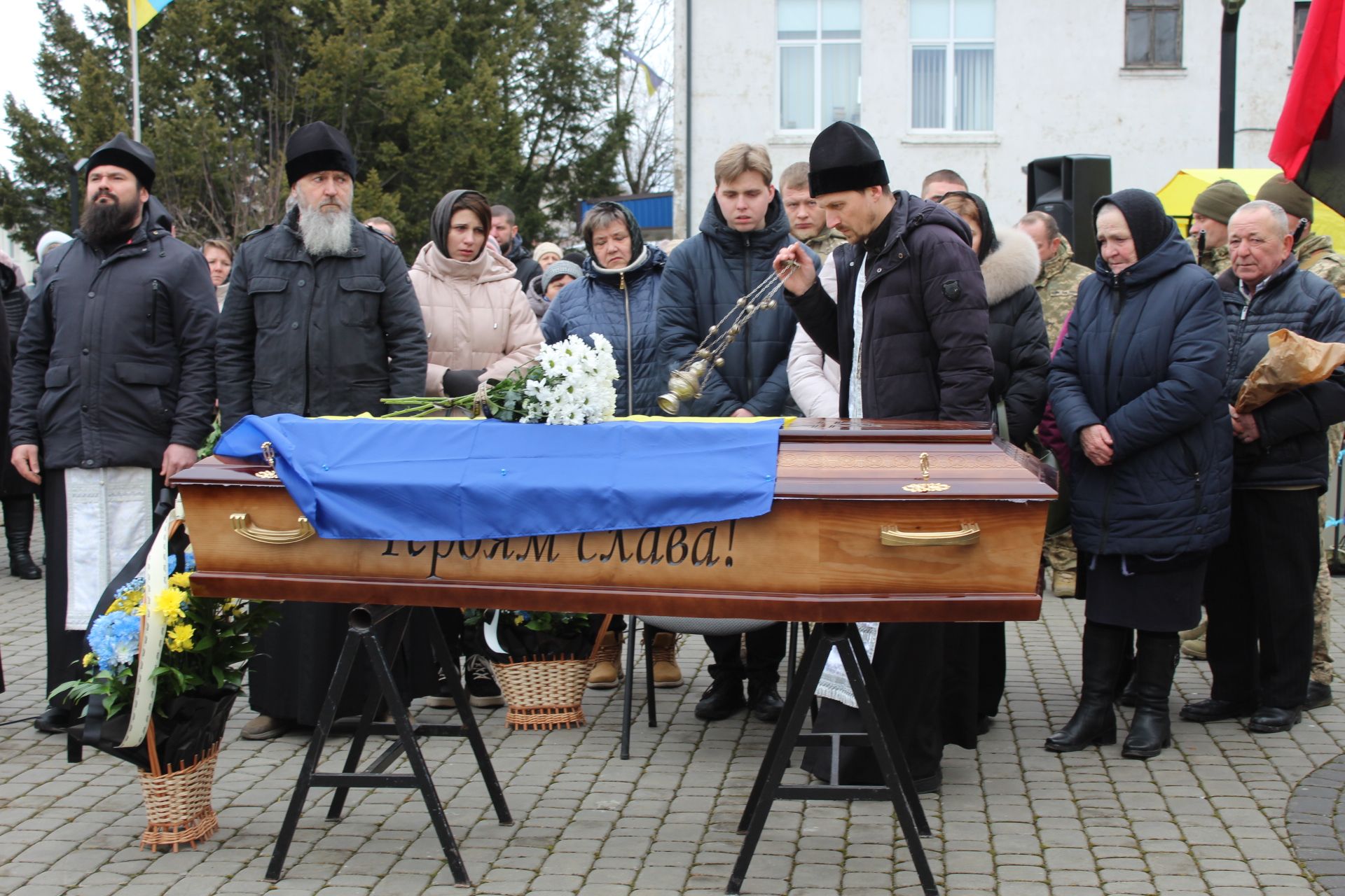 Весільний коровай розділили на кладовищі: на Волині попрощались з Героєм Павлом Бурцем