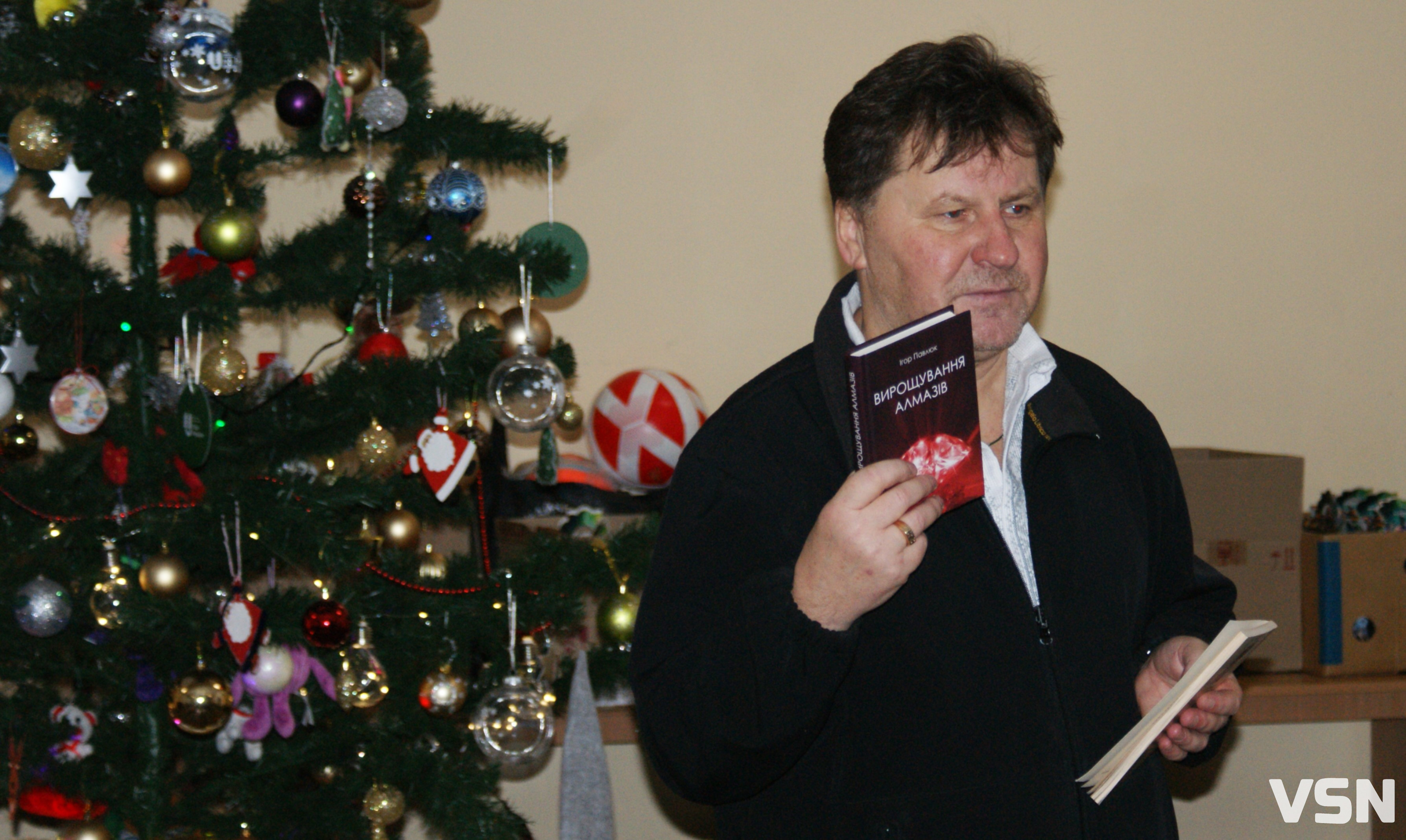 Поет з Волині передав допомогу дітям у Рожищі від американських письменників