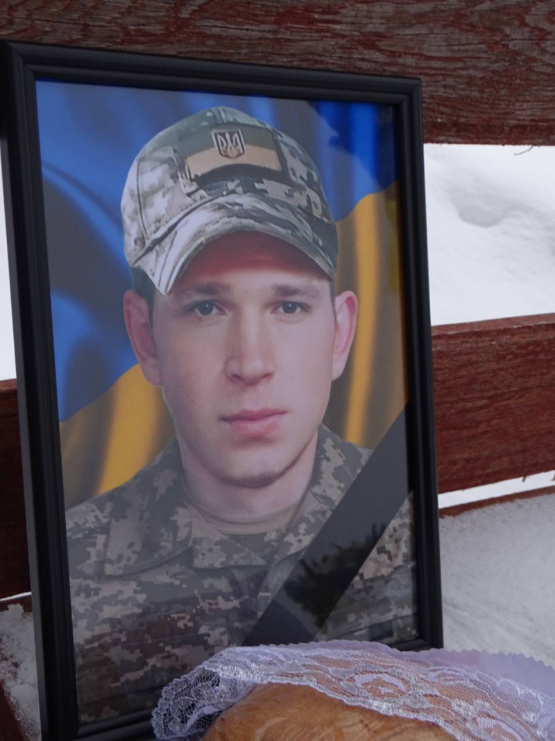 Серце воїна зупинилося на 41-му році життя: на Волині поховали Героя Олега Оменюка 