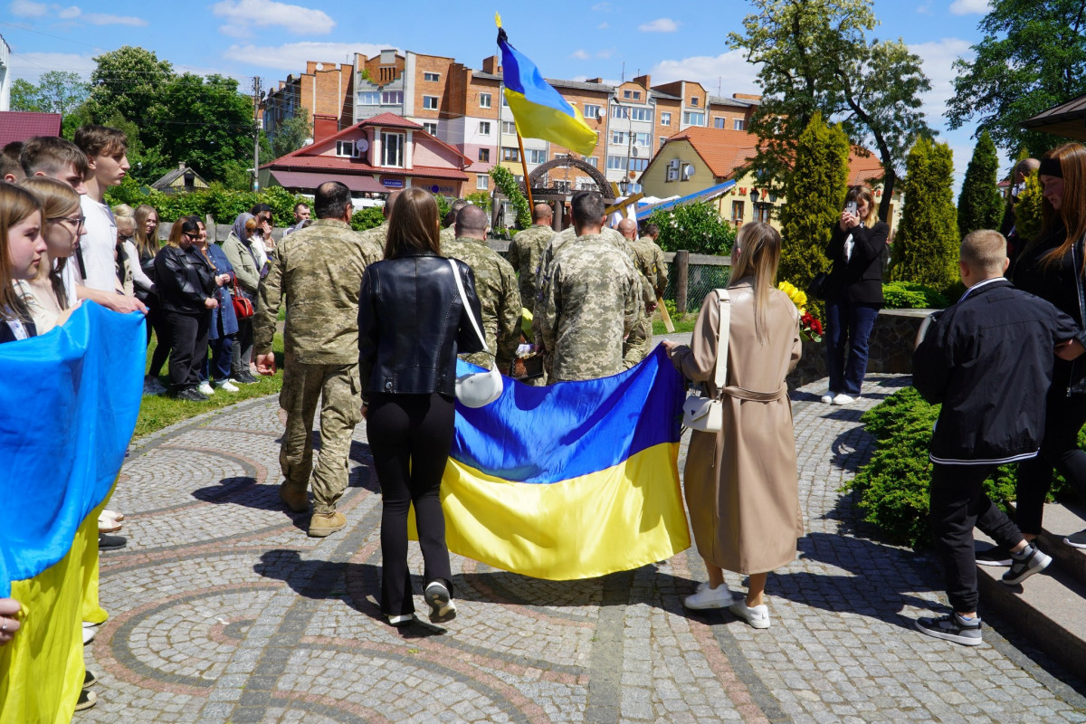 Матір похоронила єдину дитину: на Волині попрощалися з бойовим медиком Артемом Рудим