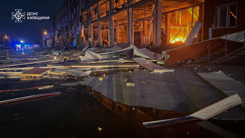 Пекельна ніч у Києві: ДСНС показала, як рятувальники борються з наслідками удару РФ