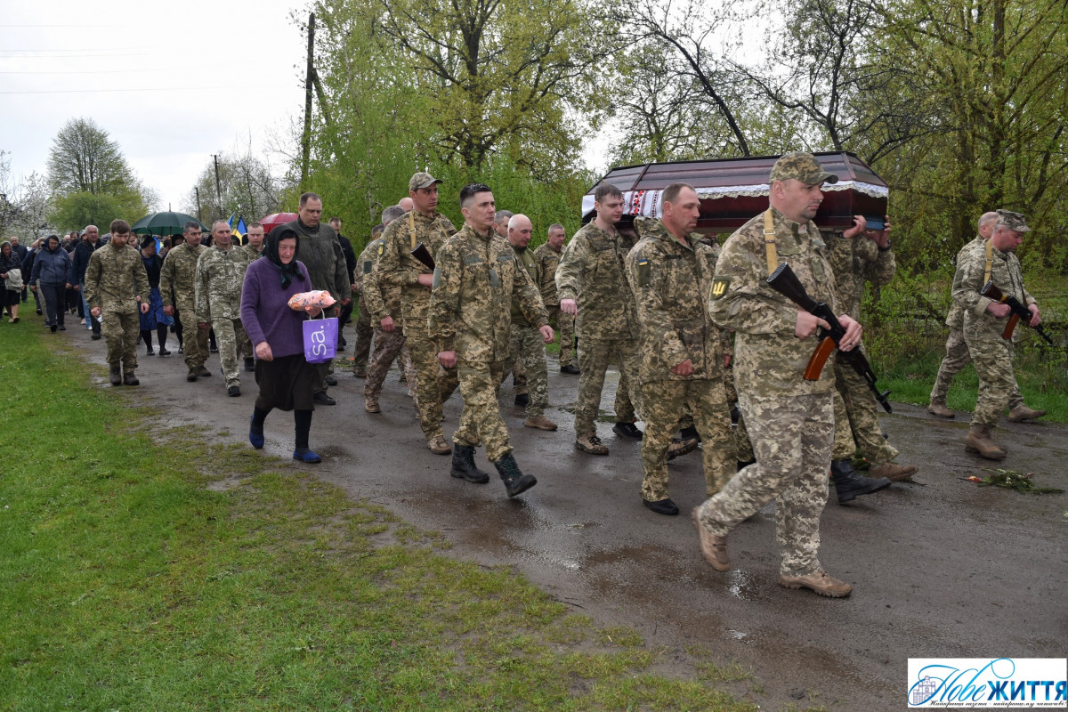 На Волині сотні людей провели в останню путь 31-річного Героя Віталія Макарчука
