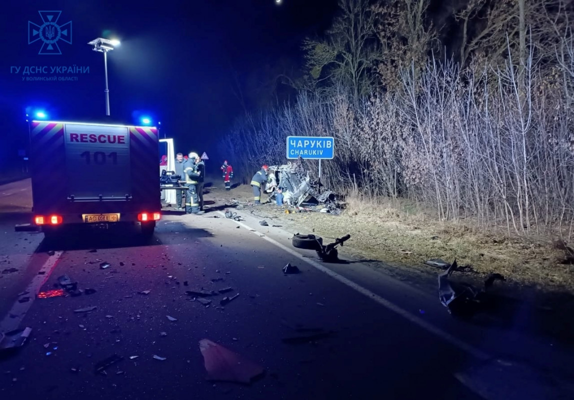 Смертельна аварія у Луцькому районі: тіло водія витягували рятувальники