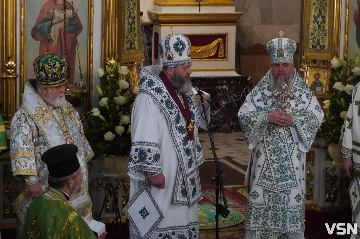 Хресна хода і спільна молитва: як минула літургія за участі Епіфанія у Луцьку. Фоторепортаж