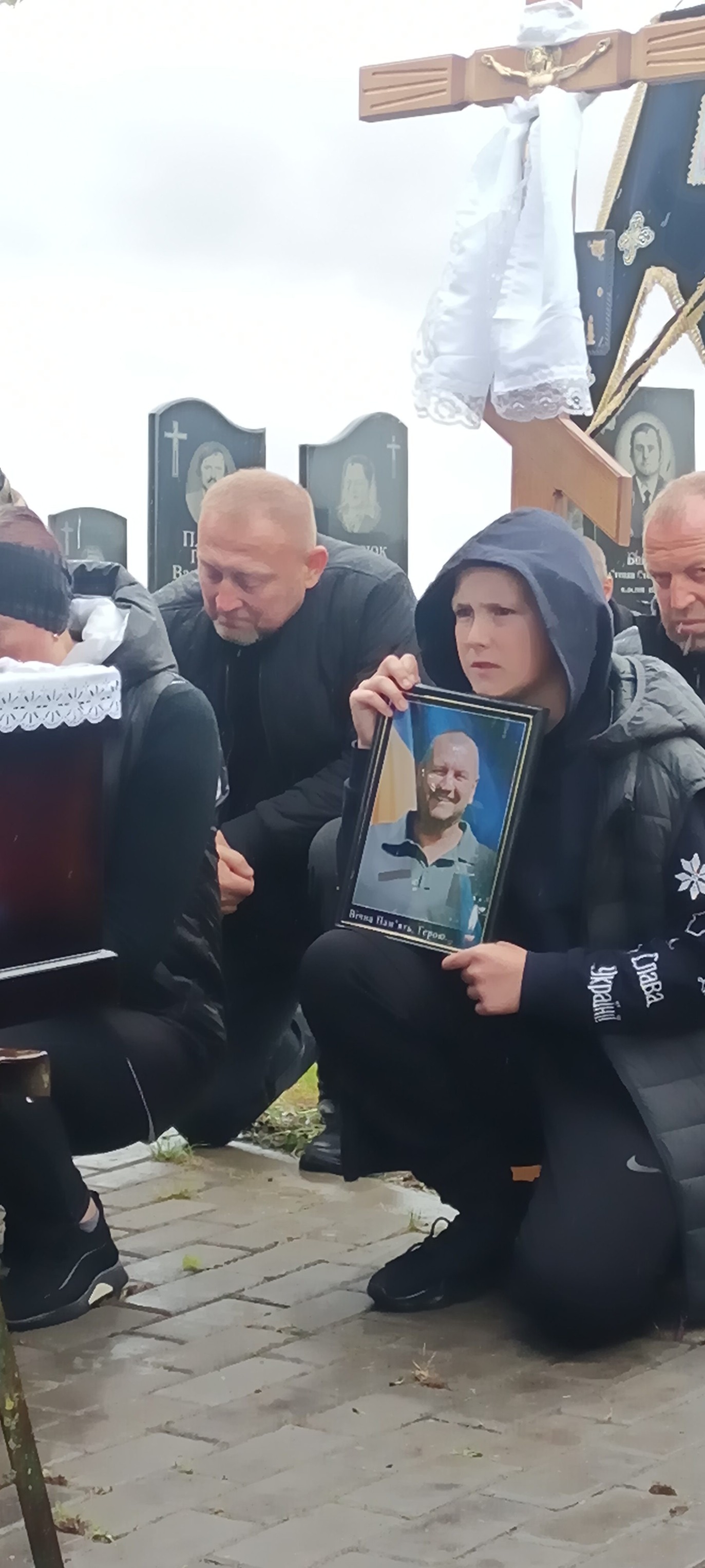 Без надійного плеча залишилися дружина, син та донька: на Волині попрощались з Героєм Павлом Плисюком
