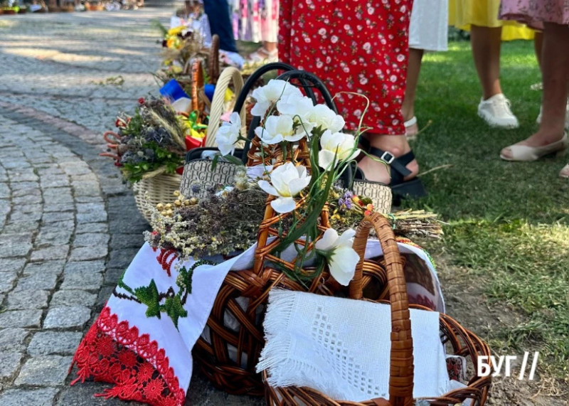 З кошиками до храму: як на Волині відзначають Яблучний Спас