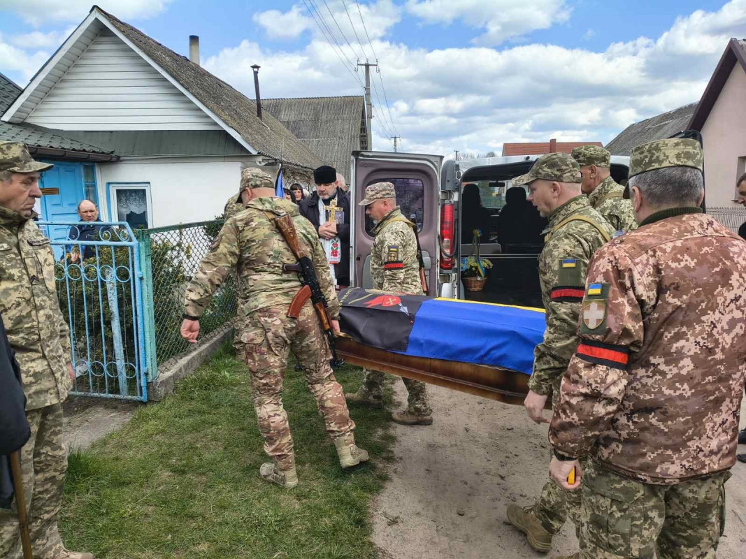 Рівно через рік після загибелі на Волині провели в останню дорогу Героя Юрія Камця