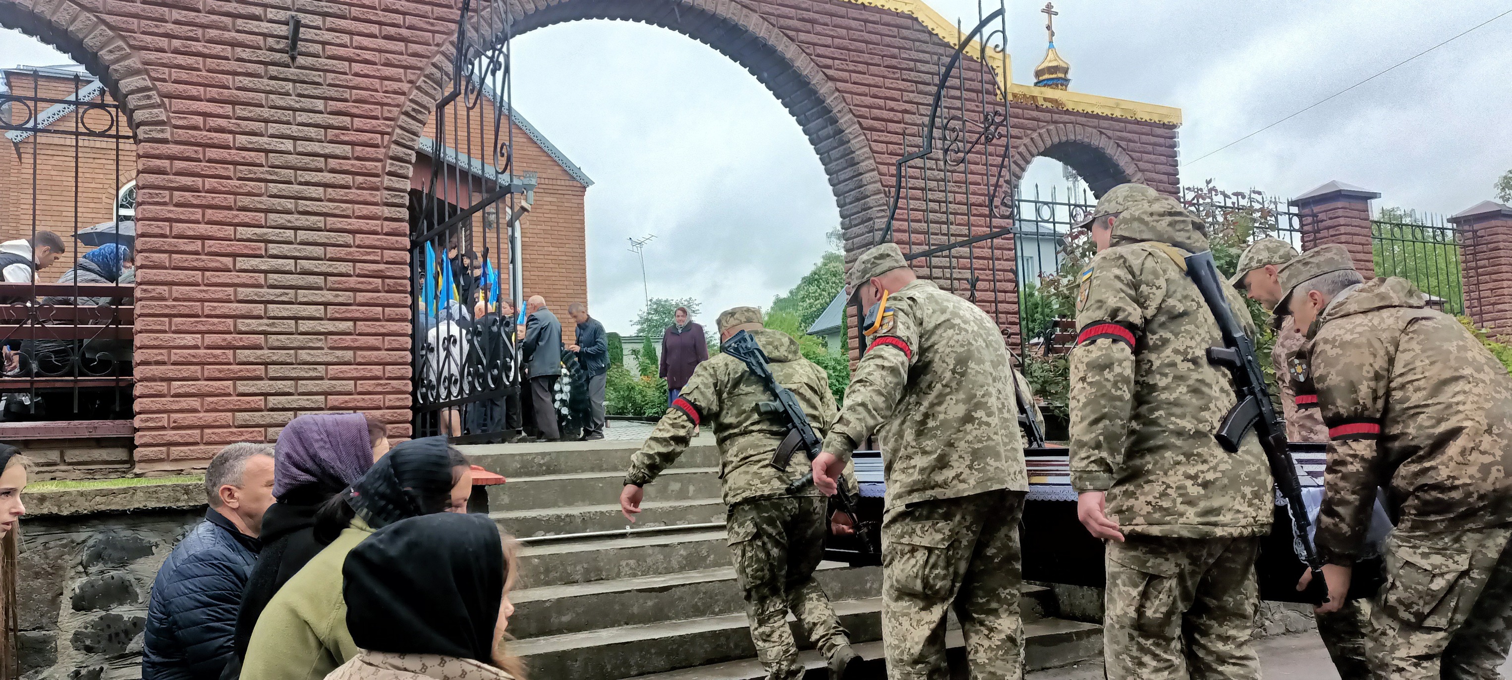 Без надійного плеча залишилися дружина, син та донька: на Волині попрощались з Героєм Павлом Плисюком