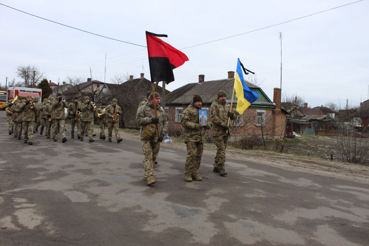 Весільний коровай розділили на кладовищі: на Волині попрощались з Героєм Павлом Бурцем