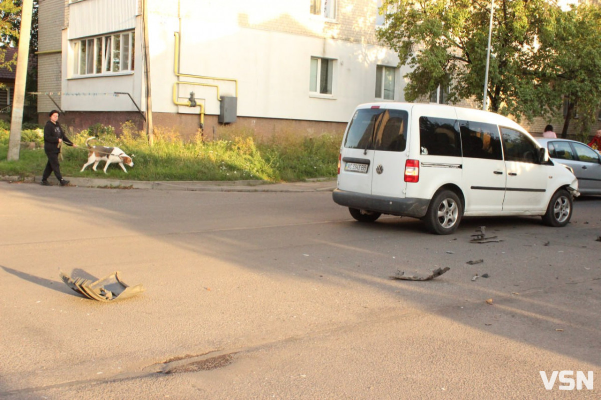 У Луцьку авто після ДТП вилетіло з дороги та розтрощило паркан