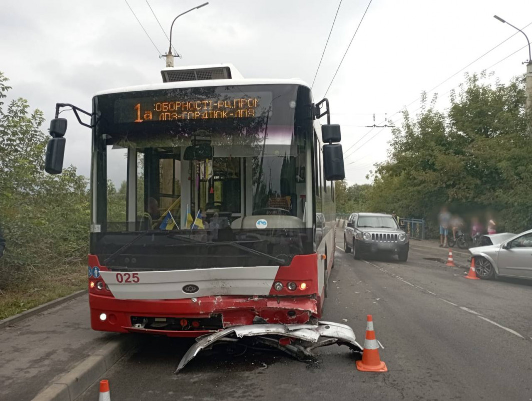 22-річна водійка «вилетіла» на зустрічну: подробиці ДТП у Луцьку за участю тролейбуса. Фото