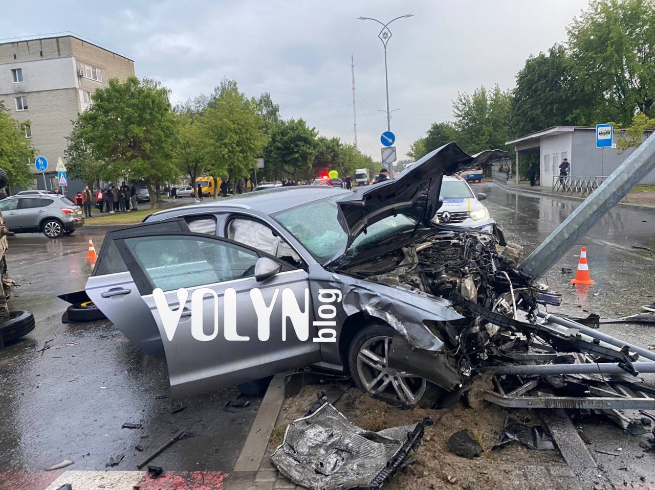 У місті на Волині зіткнулися «Ауді» й мікроавтобус: бус перекинувся, авто - розтрощене