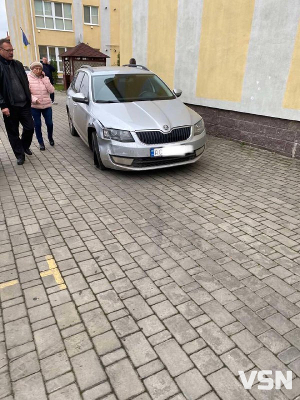 ДТП під Луцьком: поки чоловік воює, у його припарковане авто врізався горе-водій