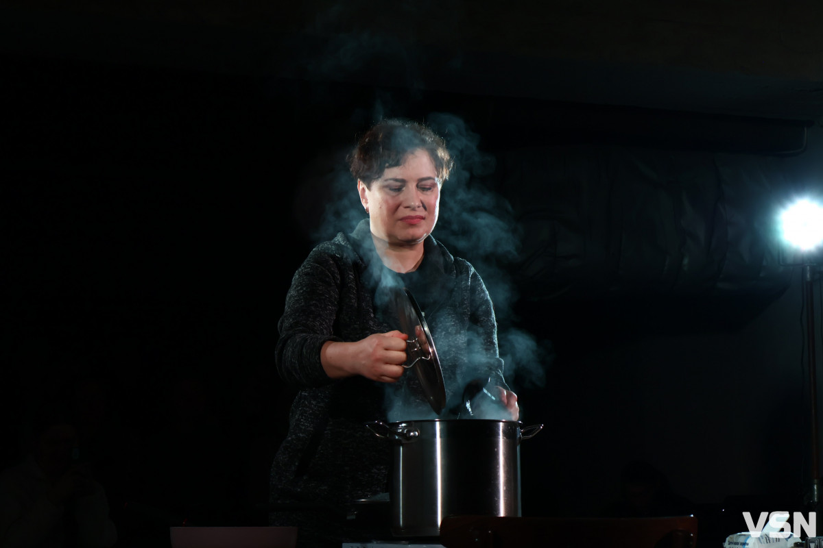 Говорити про війну під час війни — це сповідь: у Луцьку відбувся передпоказ вистави-імпровізації «Червоний борщ»