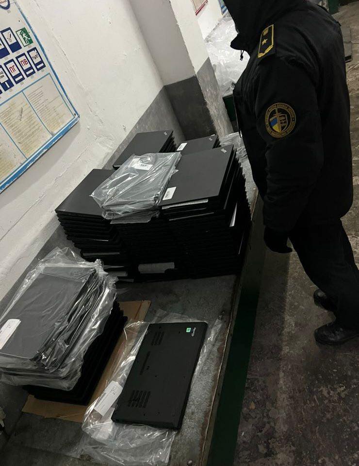 Волинянин намагався ввезти в Україну партію вживаних ноутбуків на 1 млн грн