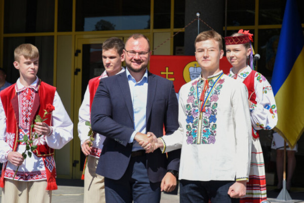 160 золотих та 43 срібних: У Луцьку нагородили випускників-медалістів