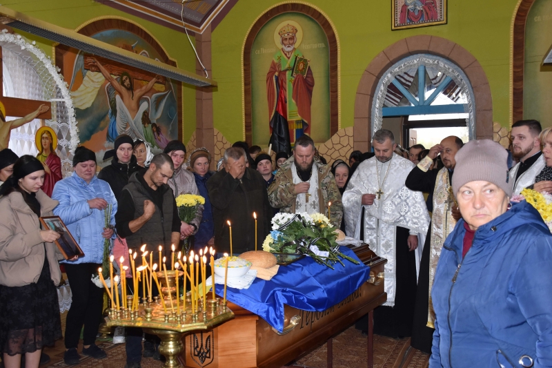 Понад пів року вважався безвісти зниклим: на Волині попрощалися із Героєм Богданом Мережею