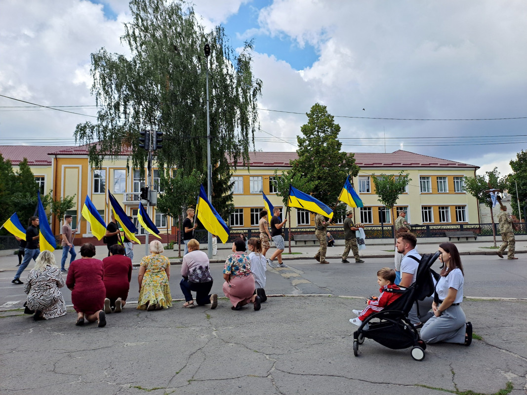 «Мамуль, не переживай, у медиків найменше шансів загинути на війні»: на Волині попрощались з Героєм Віталієм Кухарчуком